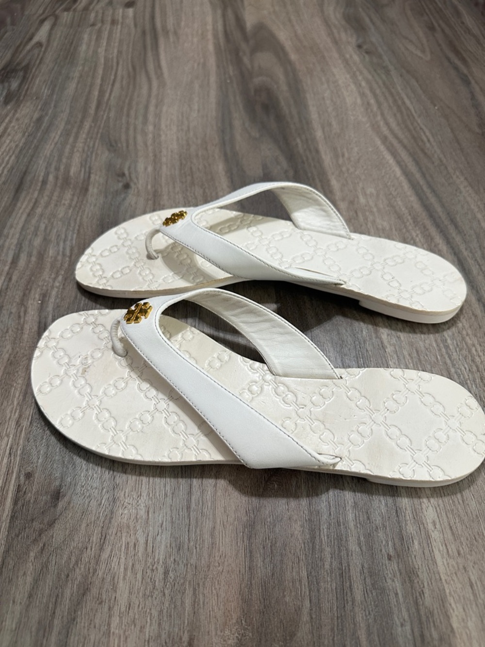 Tory Burch White Leather Logo Thong Sandals with Gold Emblem - Picture 5 of 11